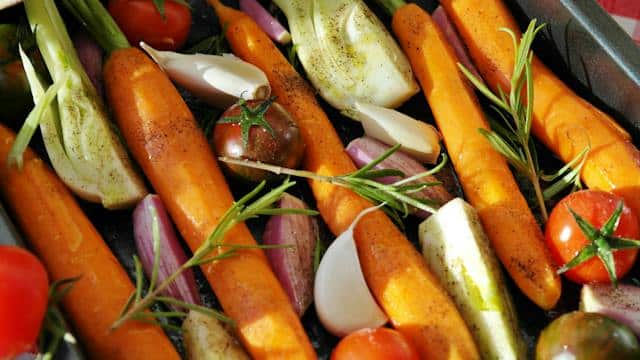 Légumes carottes, tomates, fenouil, romarin
